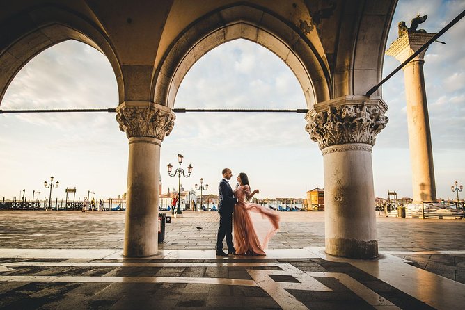 Sunrise Couple Photoshoot Tour - Meeting at San Marco, then moving from icons to quiet calli