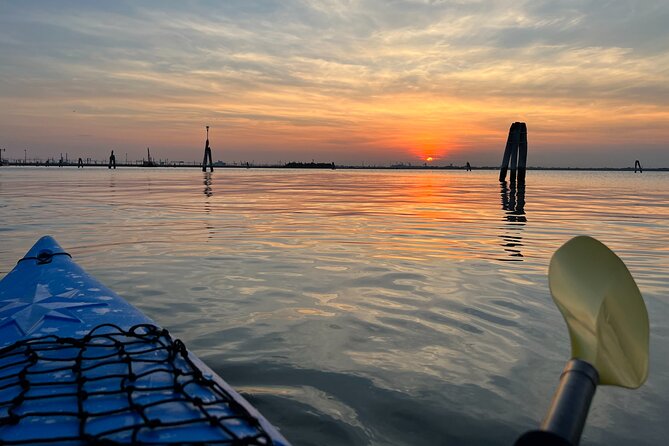 Sunset Kayak Tour in Venice: Discovering the City’s Canals - Why the rowing club visit and pro photos are good value