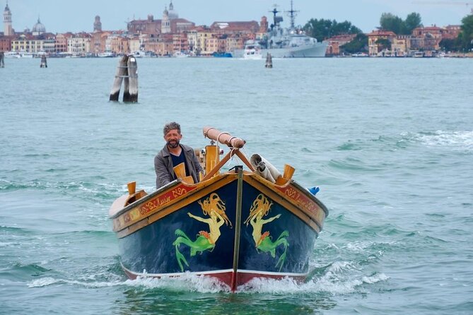 Sunset Traditional Boat Tour with Prosecco - San Giorgio Maggiore: the Palladian church and Fondazione Cini
