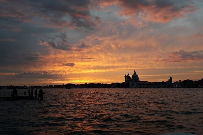 Sunset Traditional Boat Tour with Prosecco - Timing: why a 5:30 pm start is the right choice
