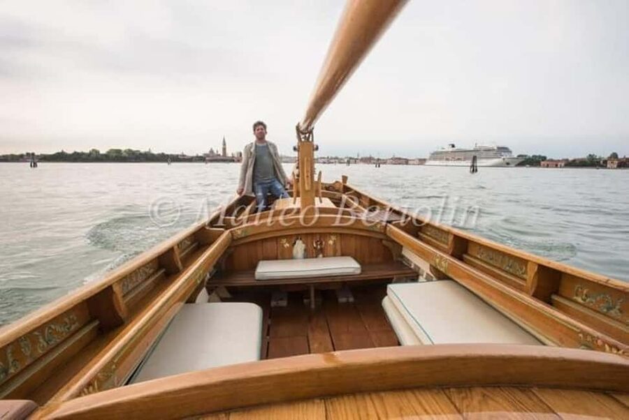 Sunset Venetian lagoon with prosecco - The boat itself: renovated Venetian wood with Burano fishing DNA