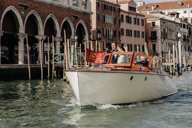 Sweet Molly Venetian Lagoon Boat Tour (4 hours) - Stop 2: Isola di Burano, Lace, Color, and a One-Hour Stroll