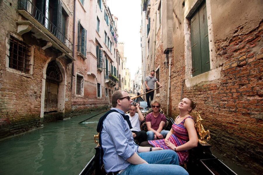 Venetian Private Sandolo tour - Storytelling, Singing, and the Real Level of On-Boat Commentary