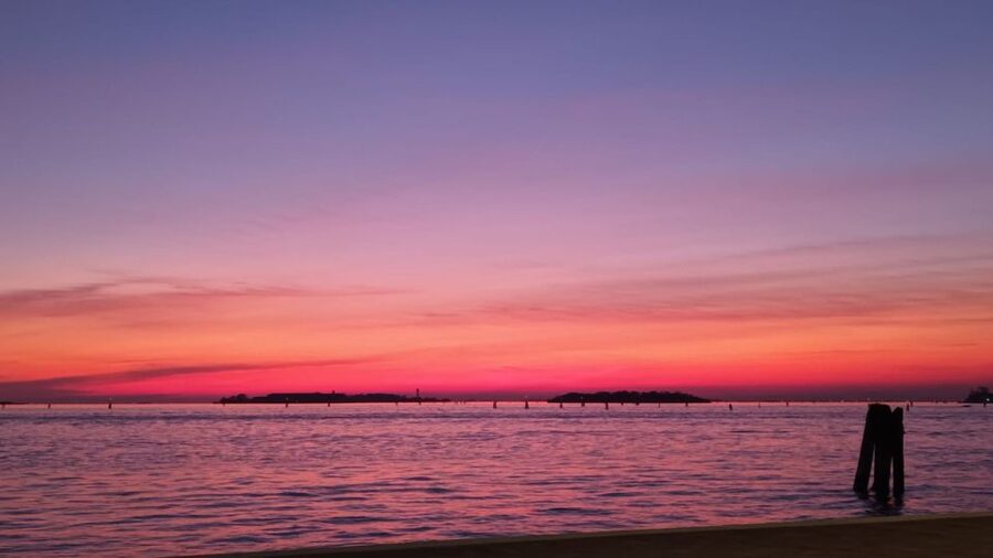 Venezia:Tour con aperitivo al tramonto - The Boat Ride: Wooden Comfort and a Full Hour of Scenic Lagoon Views