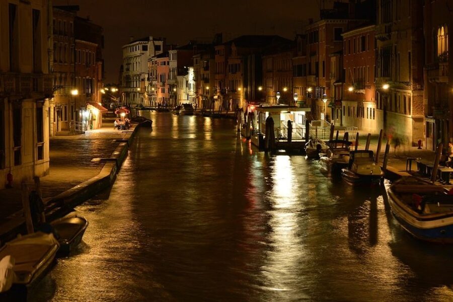 Venice: 2-Hour Private Walking Tour at Night - Why Venice feels calmer on a night walk