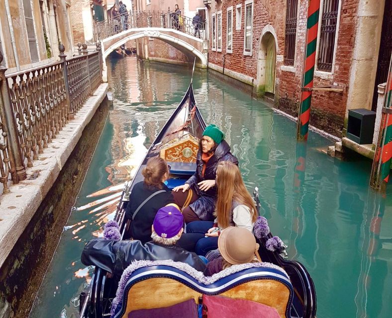Venice: 30 min Gondola Ride on the Grand Canal with Guide - Peggy Guggenheim Collection, art you can see while moving