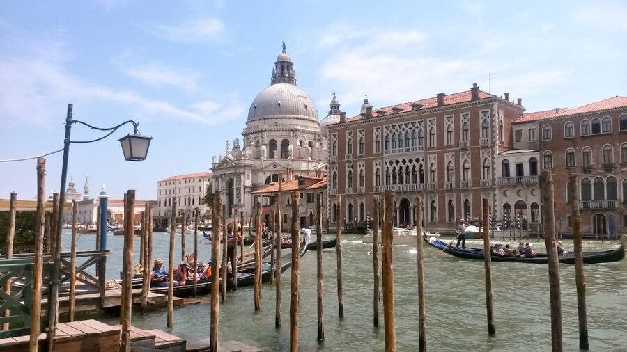 Venice: 30 min Gondola Ride on the Grand Canal with Guide - From palazzi names to the Rialto approach: listening turns into better sighting