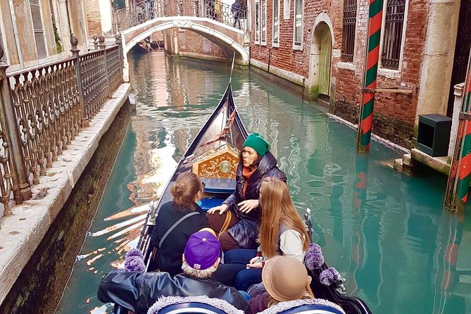 Venice: 30 min private Gondola Ride with Guide - Gondolier and privacy dynamics: how to get the best boat experience