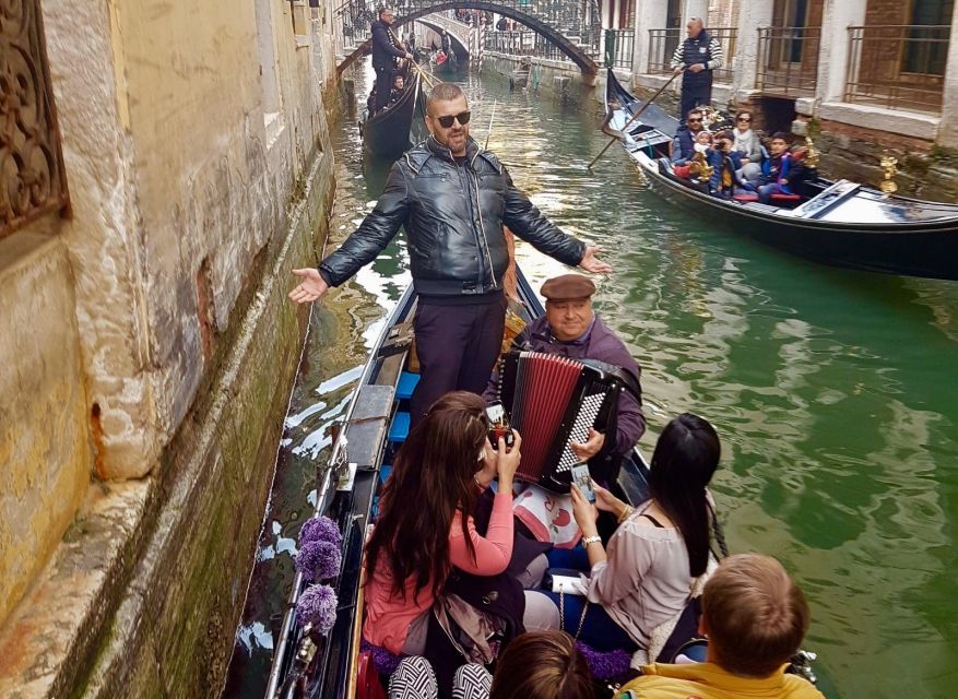 Venice: 30-Minute Gondola Ride on Grand Canal with Serenade - Music logistics: how to hear the singer and musician clearly