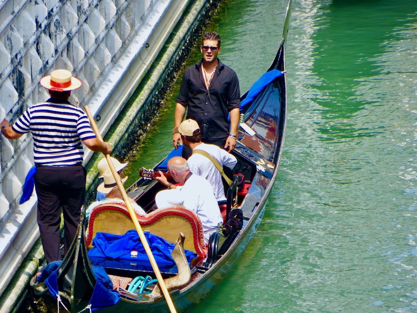 Venice: 30-Minute Gondola Ride on Grand Canal with Serenade - Group size, meeting point, and how to make it easy