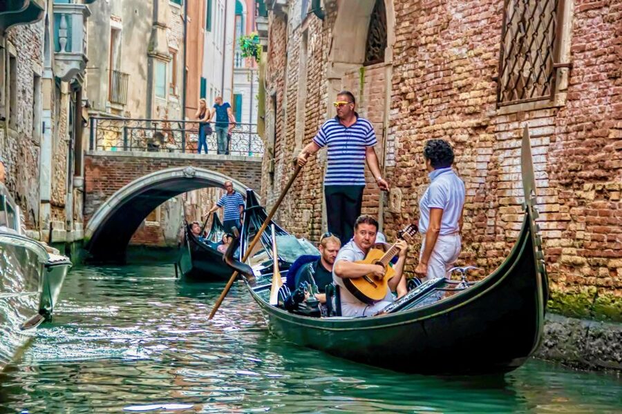 Venice: 30-Minute Gondola Ride on Grand Canal with Serenade - Tips to get the best experience in your 30 minutes