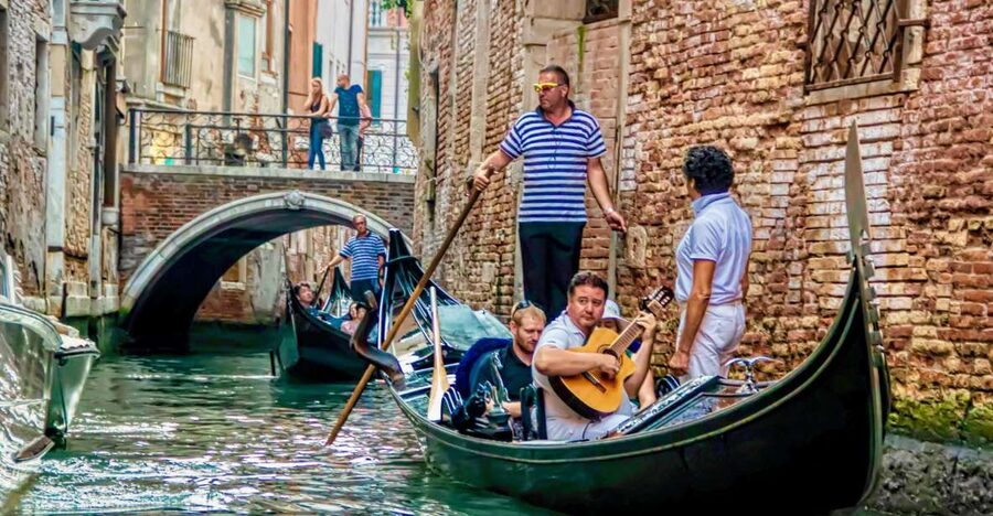 Venice: 30-Minute Gondola Ride on Grand Canal with Serenade - Route basics: from Santa Maria del Giglio to the sights you pass