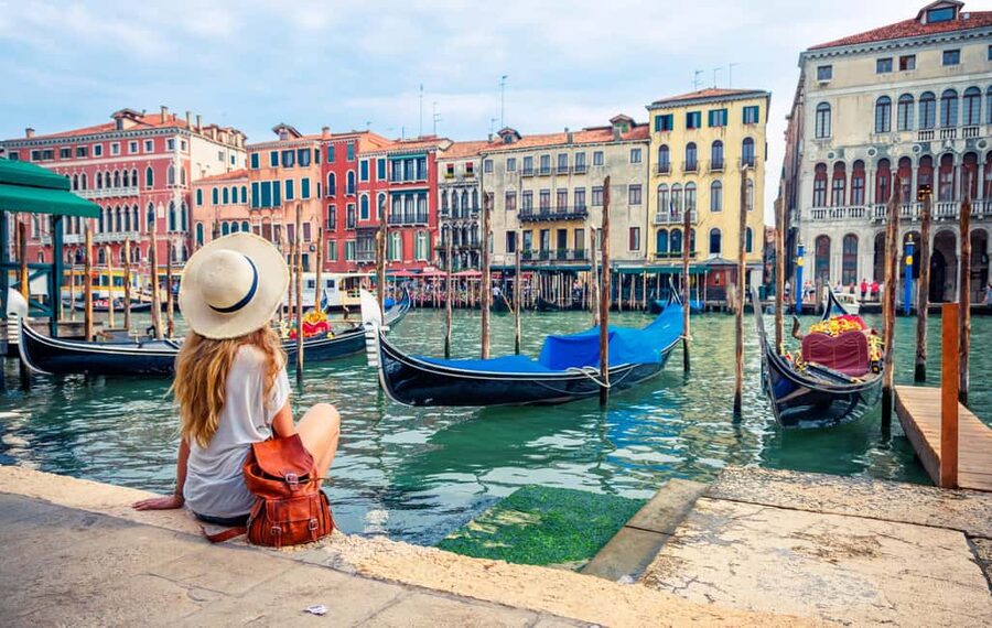 Venice: 30 minutes Enchanting Gondola Ride - Rialto Bridge on Your Right: City Hall and Palazzo Grimani Views