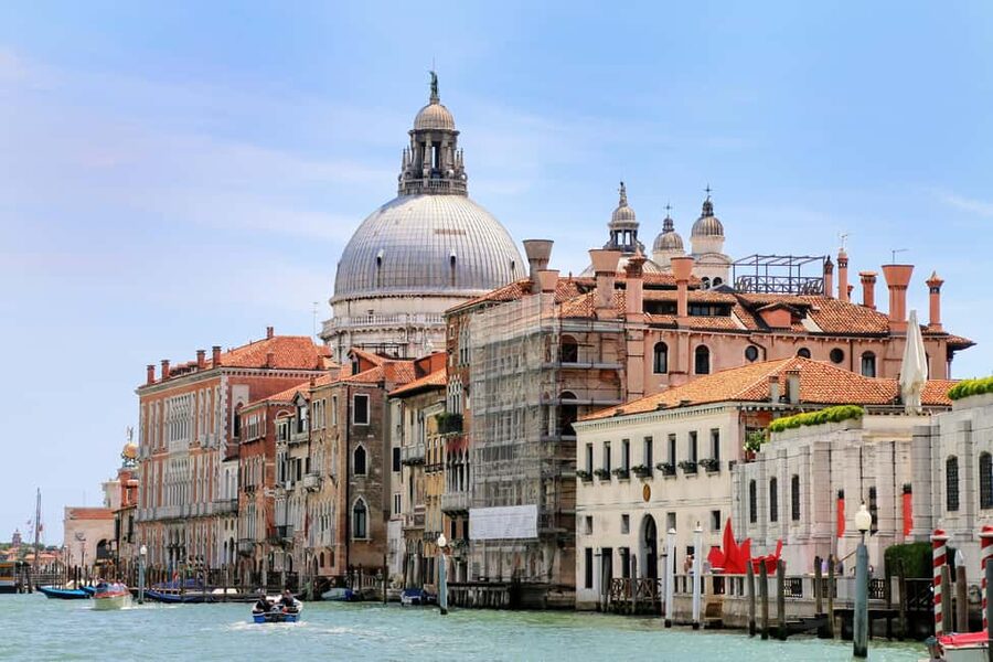 Venice: 30 minutes Enchanting Gondola Ride - Rio San Luca, Ponte del Teatro, and the Rossini Cinema Bridge Moment