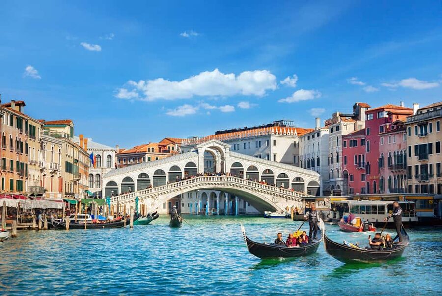 Venice: 30 minutes Enchanting Gondola Ride - Palazzo Manin and the Last Doge Connection at the Bank of Italy Headquarters