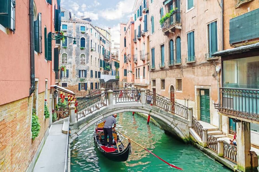 Venice: 30 minutes Enchanting Gondola Ride - The Gondolier Dynamic: Beautiful Sailing, Varied Interaction