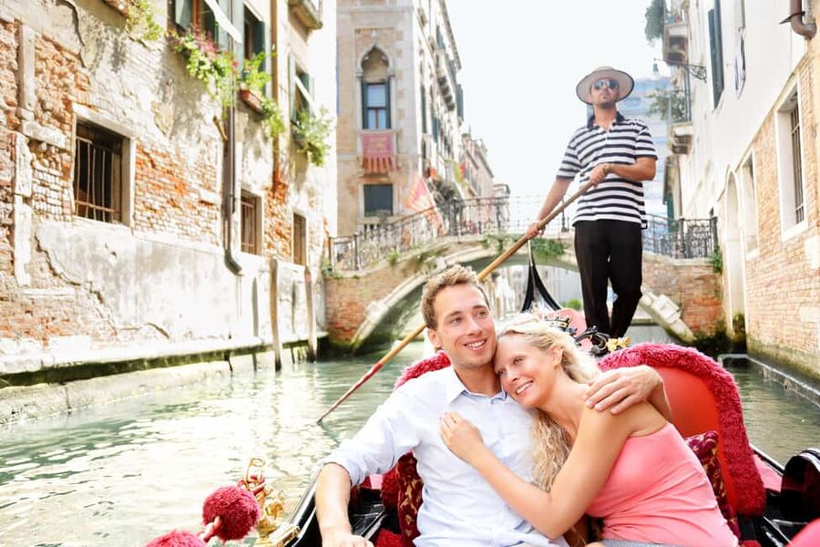 Venice: 30 minutes Enchanting Gondola Ride - Group Size, Comfort, and What to Bring on the Gondola