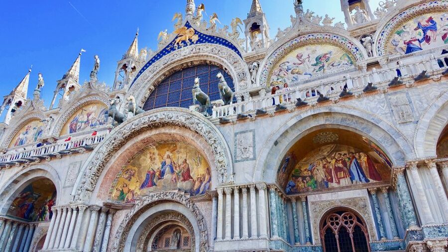 Venice: 4-Hour City Tour with Doge's Palace & Basilica Visit - Libreria Acqua Alta: a quick stop that adds color