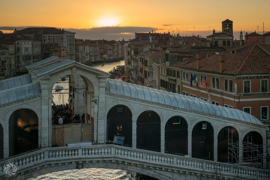 Venice, Bacaro Tour: Food and Wine tasting with Local Guide - Bacaro Bars in Venice: How This 75-Minute Wine Walk Works