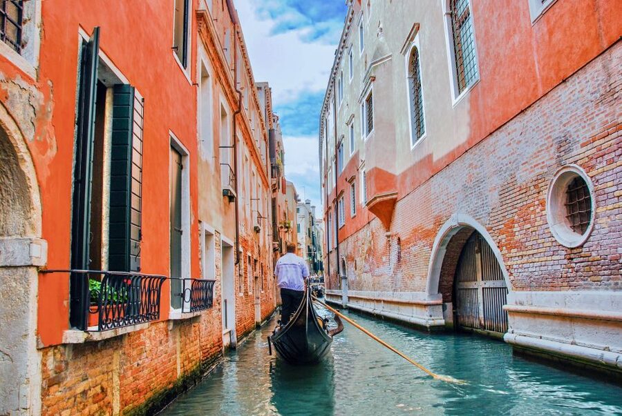 Venice: Basilica and Doge's Palace Tour with Gondola Ride - How this 2.5-hour Venice combo fits a real day