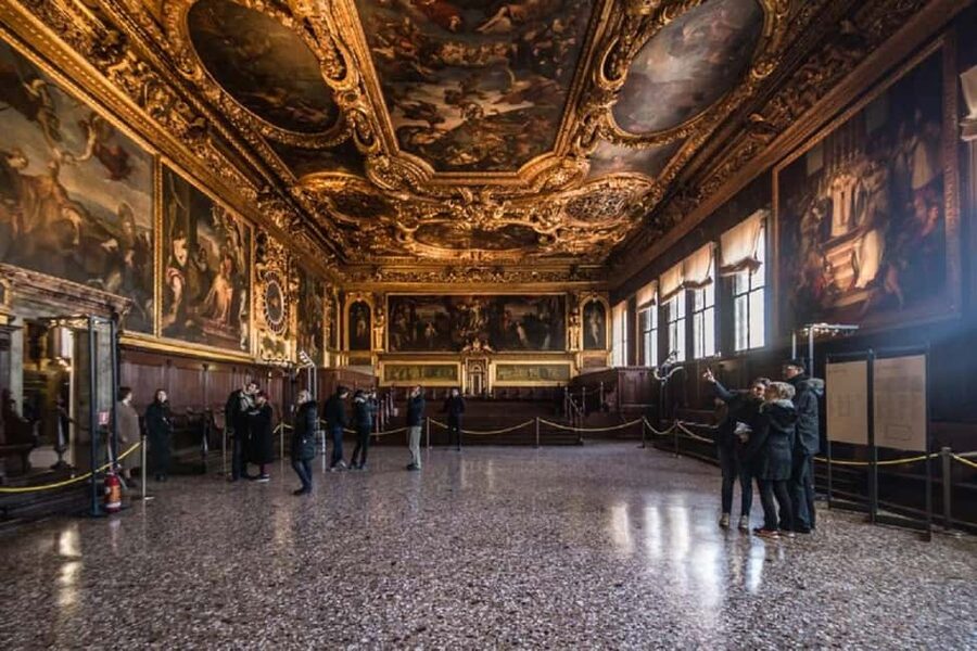 Venice: Basilica, Doge's Palace, Gondola and Lagoon Islands - Murano glassblowing, what you’ll see and how much guiding you might get