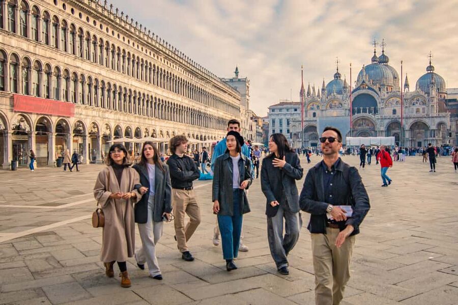 Venice: Byzantine Tour and Skip-the-Line St Mark's Basilica - Optional gondola ride: a classic add-on that fits the day