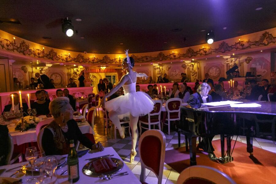 Venice: Cabaret Dinner Show - Cabaret Grand Show: singers, dancers, musicians, and stage moments that move