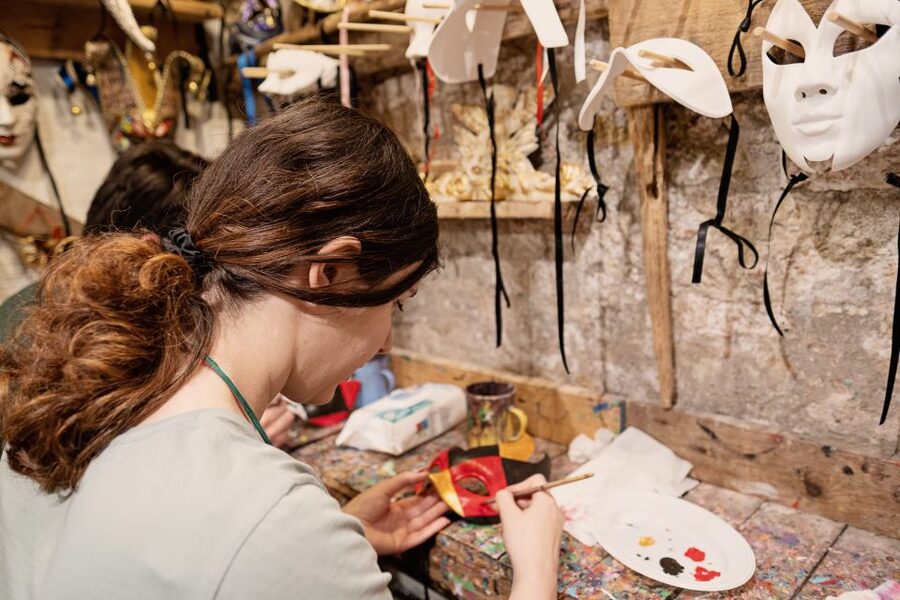 Venice: Carnival Mask Decoration Class at Casanova Prisons - What happens in the 1-hour class: pick, paint, glitter, finish
