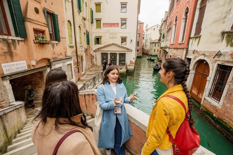 Venice: Cicchetti, Spritz, and Wine Tour in Ghetto Ebraico - First Wine and Bites at a Local Bar
