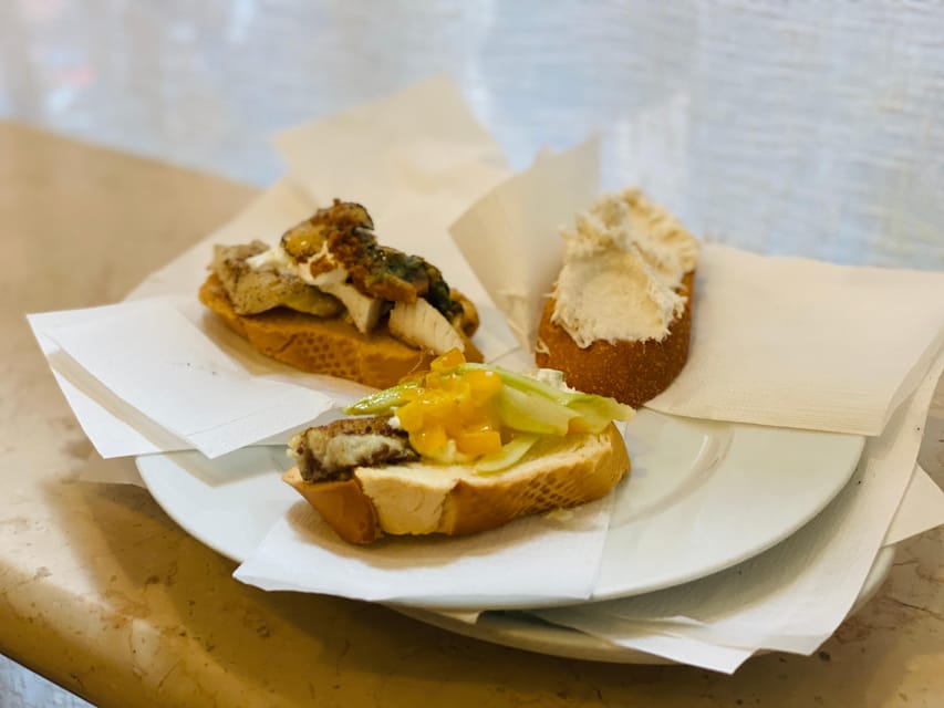 Venice: Cicchetti Street Food and Sightseeing Walking Tour - Meeting at Campo San Bartolomio, shoes first