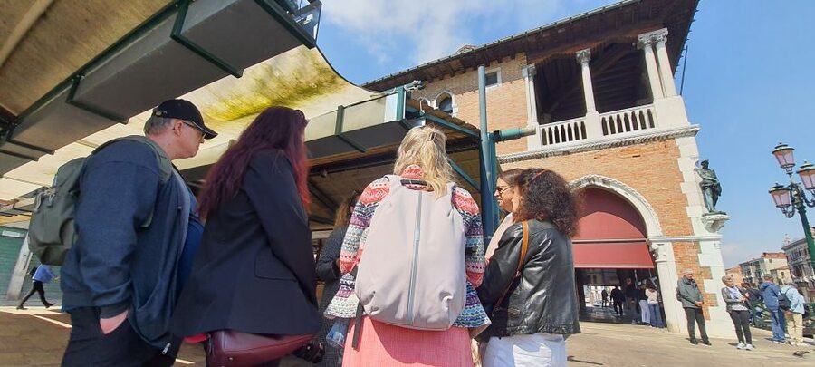 Venice: City Wonders Group Walking Tour with a Local Expert - Rialto Bridge and the Grand Canal crossing: more than a photo stop