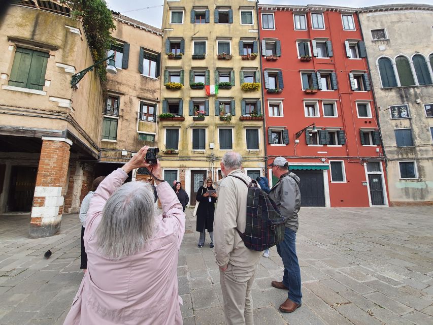 Venice: City Wonders Group Walking Tour with a Local Expert - Meeting at Campiello dei Squelini: the one logistics detail that matters