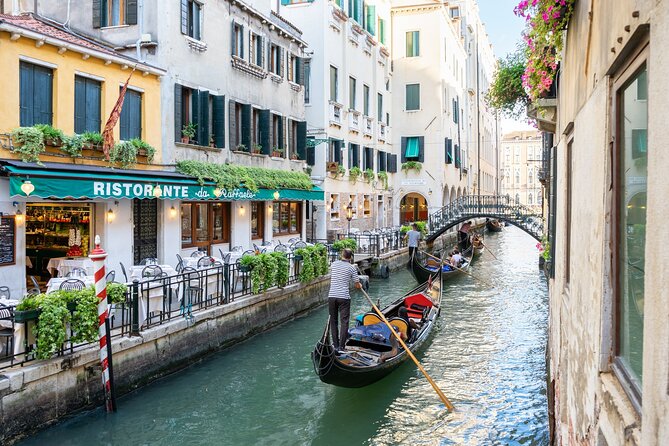 Venice: Classic 30-Minute Gondola Ride Through the Canals - Campo San Moisè check-in: finding the gondola station fast