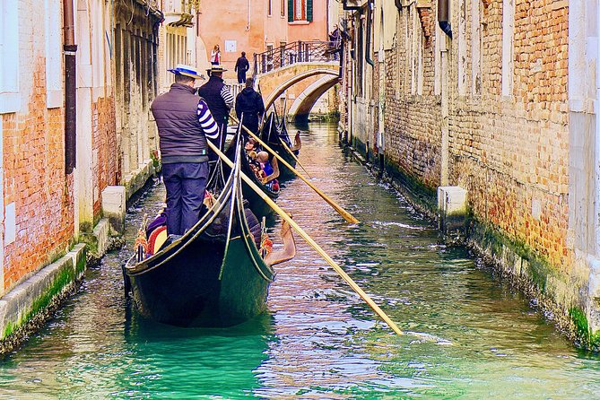 Venice: Classic 30-Minute Gondola Ride Through the Canals - Should you book this 30-minute gondola ride?