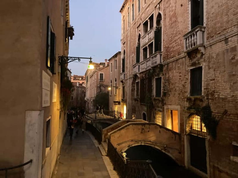 Venice: Crimes, Legends, and Mysteries Sunset Tour - Rio di San Polo, bridges, and why water complicates policing