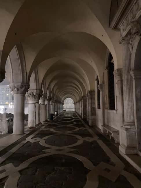 Venice: Crimes, Legends, and Mysteries Sunset Tour - A residence stop adds real texture to the legends