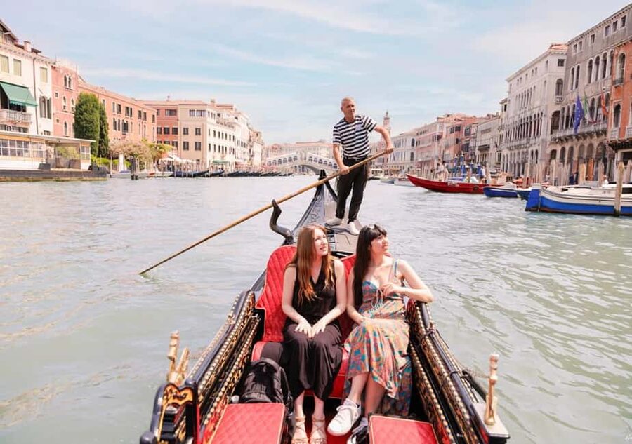 Venice: Doge's Palace and St Mark's Tour with Gondola Ride - The Snack Break and the Gondola Ride Through the Lagoon
