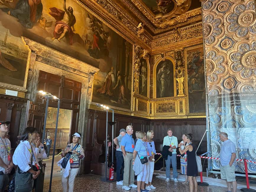 Venice: Doge's Palace Guided Tour with Optional Gondola Ride - Bridge of Sighs and the New Prisons: the story gets darker