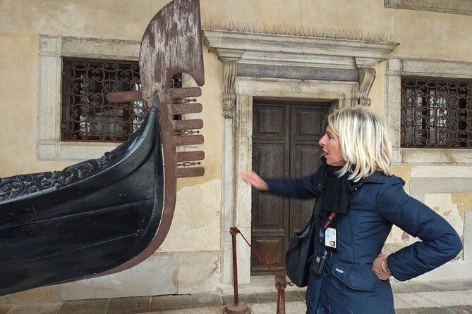 Venice: Doge's Palace Guided Tour With Tickets & Optional Gondola - Practical logistics you should not ignore: shoes, timing, and crowds