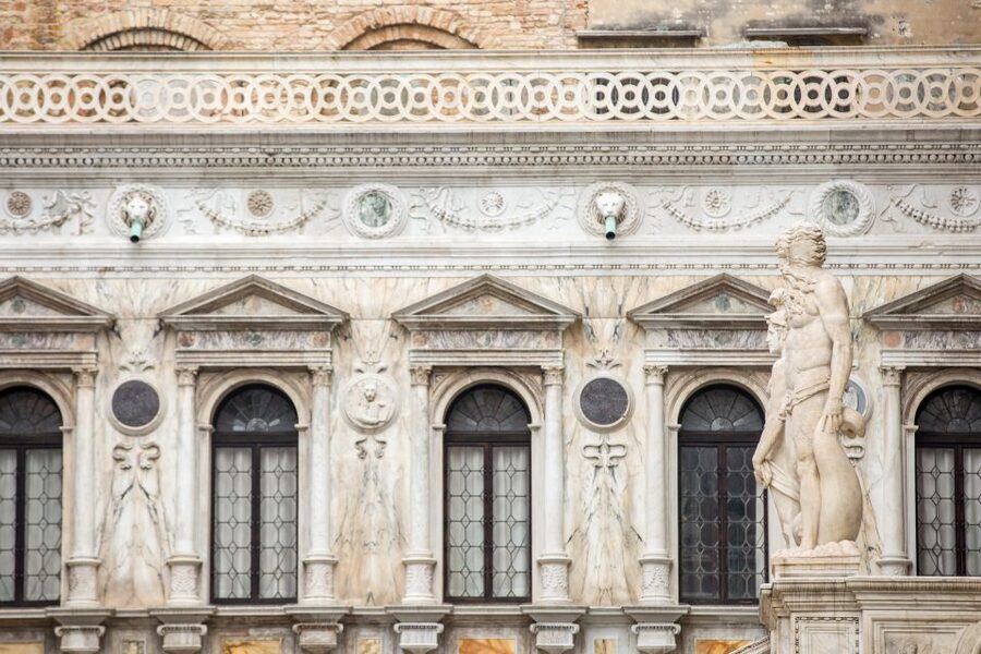 Venice: Doge's Palace Skip-the-Line Tour with Prisons - Guide Quality, Languages, and Audio Tips