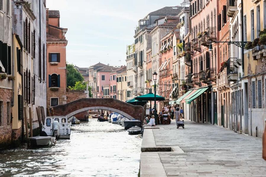Venice Food Tasting Tour: Bites, Wine, Dinner & Local Guide - Cannareggio is the best place to start your Venice food night