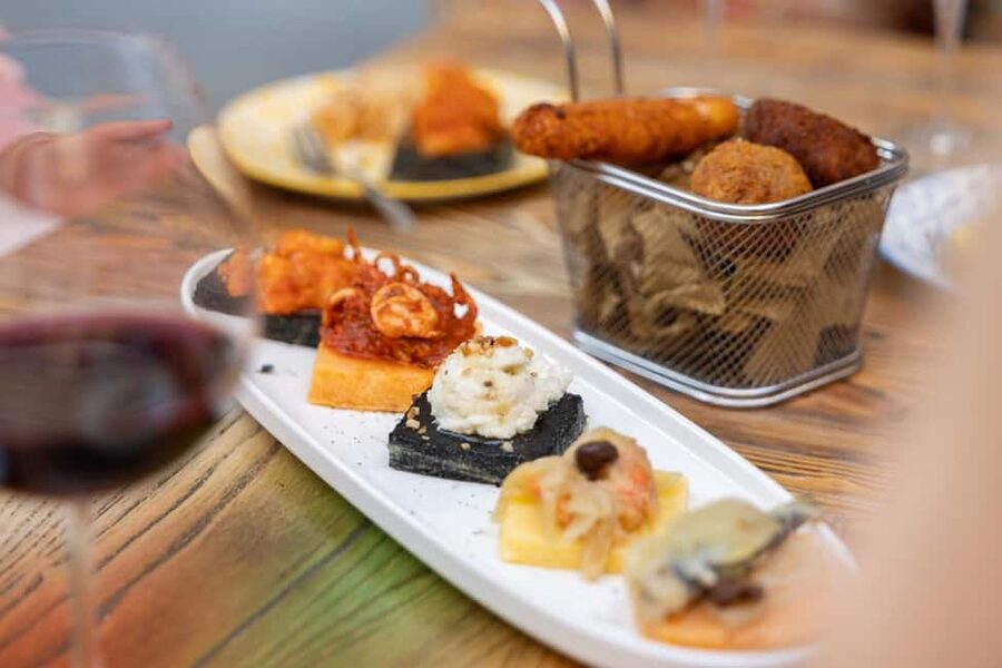 Venice Food Tasting Tour: Bites, Wine, Dinner & Local Guide - Stop by stop: the cicchetti journey you’re actually eating