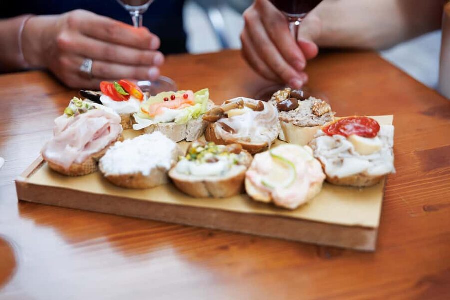 Venice Food Tasting Tour: Bites, Wine, Dinner & Local Guide - Drinks: Spritz, ombra, and local wine pours that actually fit the bites