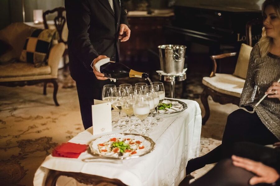 Venice: Gondola Ride and a Gala Dinner in a Venetian Palace - The Gondola Route: Palaces, Passages, Bridges, and That Special Venice Quiet