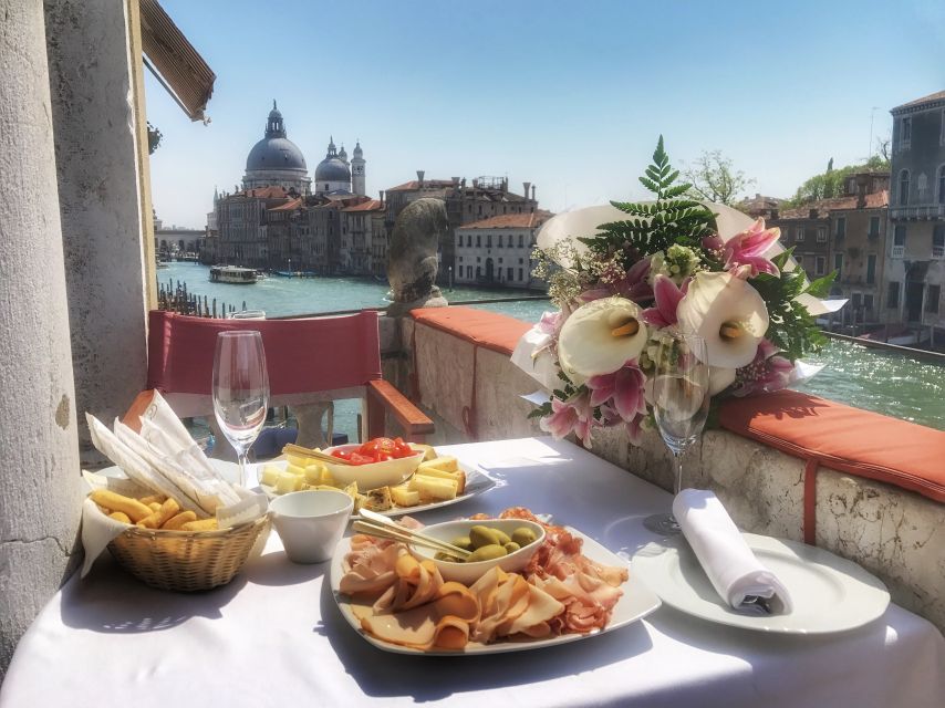 Venice: Gondola Ride and a Gala Dinner in a Venetian Palace - Aperitivo and Gala-Style Dinner in a Venetian Palace Setting
