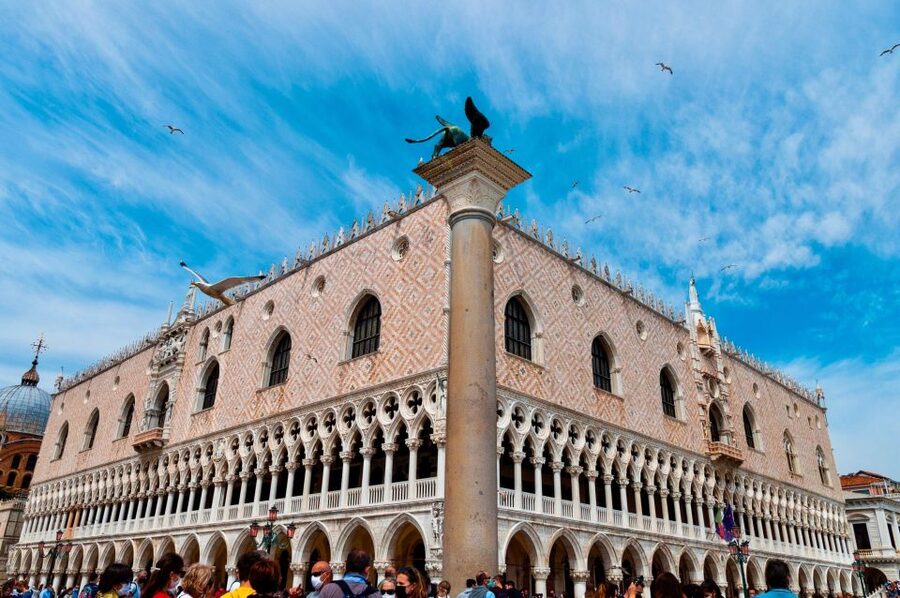 Venice: Gondola Ride and Skip the Line Doge's Palace Tour - How the gondola + Doge’s Palace flow actually works