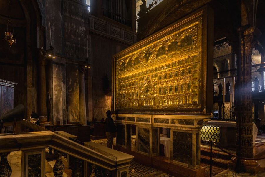 Venice: Gondola Ride & Guided Tour of St. Mark's Basilica - The gondola on the Grand Canal: how the route becomes a story