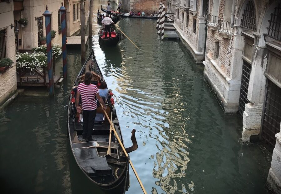 Venice: Gondola Ride & Guided Tour of St. Mark's Basilica - Timing gap between basilica and gondola, and how to handle it