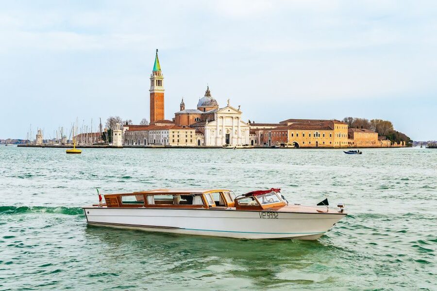 Venice: Grand Canal Boat Tour - Inside vs outside on the boat: comfort, photos, and hearing the guide