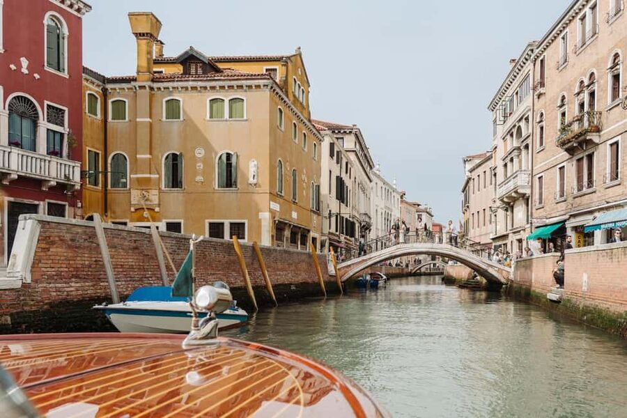 Venice: Grand Canal by Boat with Expert Guide - Boat comfort and what to expect from the ride